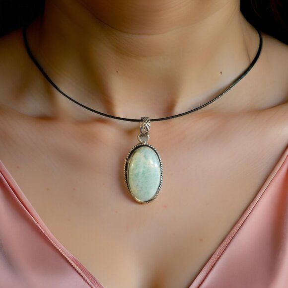 Green Aventurine stone on a Choker Necklace - Picture 2 of 4